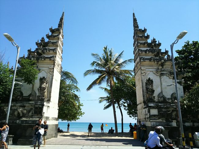 Ｊ太くんが必死に道路を渡って撮影したのは<br />。。。。これ<br />有名なクタビーチへの割れ門です。<br /><br />心配している（誰もしてないか！）方のために　<br />念のため　Ｃ嬢旦那様、俺さまピロ君、まうまうも同行してまっす(*'▽')