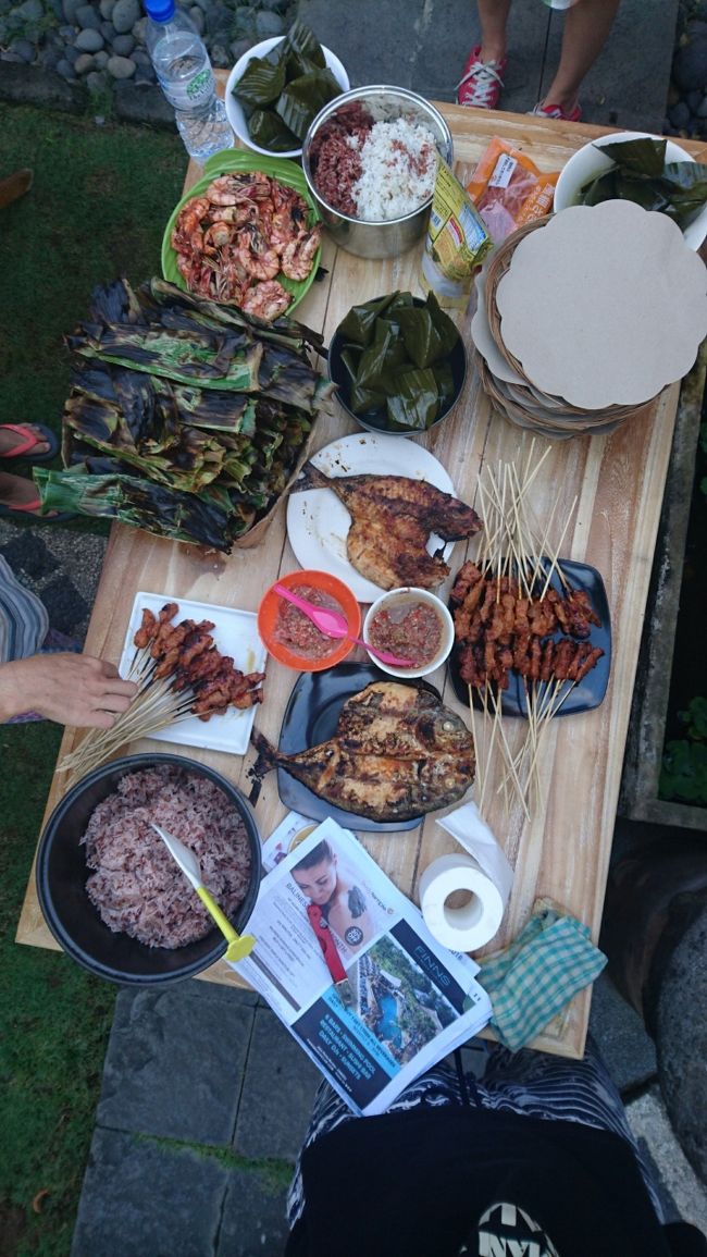 今宵　サヌールの守護神じゅんこ女将の仕切る <br />RIKA HOME STAYのイカンバカールpartyです。<br />イカンバカール＆エビ焼きの他にペペス、タコラワール、サテバビなど<br />ごちそうずくめです。ご飯は、赤米もありました。<br />じゅんこ女将　最高ですよ。<br />RIKA SANURで会った素敵な皆様ありがとうございました。<br /><br />初めてのバリ島10日間長いと思いましたが　夢の様に過ぎてしまいました。<br />・・・またチケット取っちゃおうかな・・・っぷ<br /><br />※　2018年末　往路エアアジア+帰路ガルーダインドネシア<br />両方とも直行便なのに　往復で５万円のチケット買いました。(#^.^#)<br /><br />　<br />