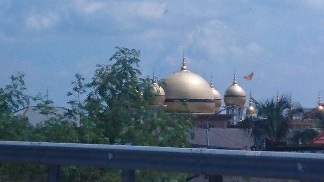 早速、サヌールのタンブリンガン通りでＣ嬢（姐）が格安トランスポートを見つけてきました。早いな・・・関西系女子は。<br />サヌール⇔クタ往復　６時間チャーターで400,000Rp<br /><br />「高くないっすか？格安カーなら知ってまっせ」<br />ノンノン　アバンザクラス（運転手含め５人乗り）なら、<br />その値段でいくらでもありますよ。<br />ちっちっちっ　我々大所帯(笑)　車は８人乗りのバン（スズキ）ですよん。<br />クタであと２人ゲストを拾ってサヌールに戻ってくる予定だったからね。<br /><br />