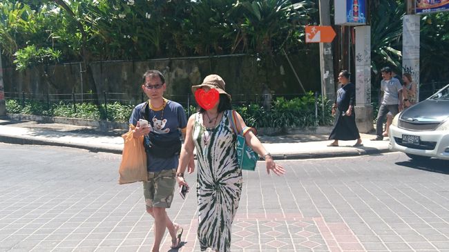 「Ｊ太くん、折角ここに来たら、向こう側から撮らないと！」<br />「あ、あああ　すみません、、、で、ででも　道が渡れません、、、、」<br />「ったく、しょうがないねぇ、いい？バリ島の道はこうやって渡るのよ」<br /><br />「下側に向けて手を振る仕草」自然にこの動作ができるＣ嬢　かなりのバリ島ツウです。(*'▽')　おぬし、なかなかやるですね。<br />