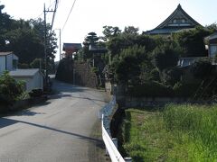 道は再びゆるやかな上り坂。右奥に見えるのは寿閑寺。