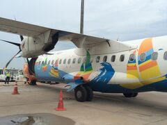 ９月のシルバーウィーク期は、アンダマン海側よりタイ湾側の方が海が綺麗だというのでサムイ島へ行ってみました。

バックパッカーだった友人もサムイ島はお勧めとの事だったので、すんなり今年の行き先はサムイに決定。

日本を日付が変わる頃に出国して、早朝バンコクに到着する飛行機です。
時間を有効に使えるこの時間帯の出国は嫁的には楽チンです。

サムイ島へ行くには、小さな飛行機に乗り換えます。
乗り換えまで２時間くらいあったけれどラウンジ利用が出来たのでのんびり過ごしました。