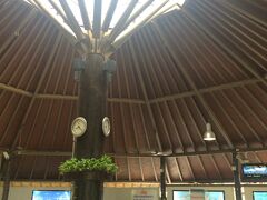 バンコクで、若干不安を覚える小型飛行機に乗り換えて、約１時間でサムイ島に到着。

到着した頃には日が出ていて暑い！

スーツケースをひいてシャトル乗り場へと向かいます。