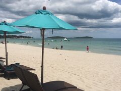 今回宿泊したホテルはブリ・ラサビレッジ。

口コミが良かったのでこちらのホテルに宿泊しましたが、小ぶりのせいか小さな所にも気配りが出来ていて本当に良いホテルでした。

飲んで歩いて帰りたい夫婦は、街中にホテルがある事が絶対条件です。
このホテルは町の中心地からも近く、チャウエンビーチ沿いに建っているのでかなりお勧めです！

宿泊者は９割欧米人。
サムイ島で日本人含めアジア人はほとんど見かけませんでした。

噂通りの美しいチャウエンビーチ。
遠浅で波がないのでプールみたい～