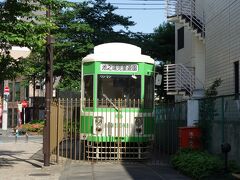 池之端児童遊園 
都電が展示されています。
夫はわざわざ戻って「おーい！一緒に写真撮ってくれ！」だって。

