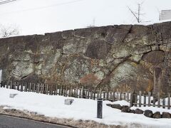 田季野のすぐ近く・・・大通りに出たところにあるのが、若松城（鶴ヶ城）の甲賀町口門跡。

この石垣は、若松城の郭外から郭内に入る門の石垣で、ここを境として、内側が侍の屋敷、外側が町民の住居と分かれていました。

郭内と郭外の間には土塁が築かれ、外堀がめぐらされていました。その外堀は、明治4年に、田畑にする条件で払い下げられ、埋め立てられてしまいした。

当時、城下にはこのような門が１６ヶ所あり、特にこの甲賀町口は、大手門として他の郭門より厳重な構えをとっていたとされています。

このあたりは、戊辰戦争で最大の激戦地のひとつでした。

甲賀門口の石垣は、現存する唯一の郭門となっています。