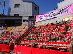 駅前の観光案内所で地図をもらい、さっそく、雛飾りで彩られた街へ。
まず向かったのは、駅から一番近い墨名交差点会場。
その角に、大きな雛飾りが。
天気が良かったので、とても華やかだった。