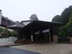 今回の宿は、芦ノ湖畔に建つ小田急山のホテル。