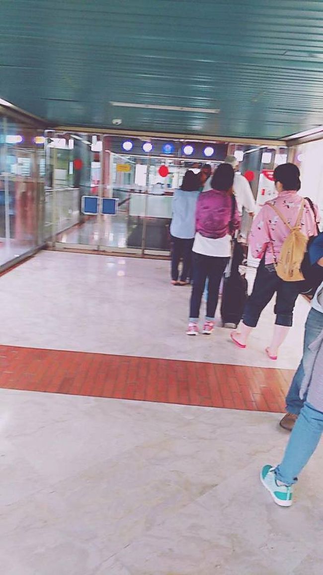 時間になったので、ゲート入口でチェックを受けて待合室に入ります。<br />さぁ　もう少しでバリ島です。<br />やれば、できるぢゃん　僕！！<br />