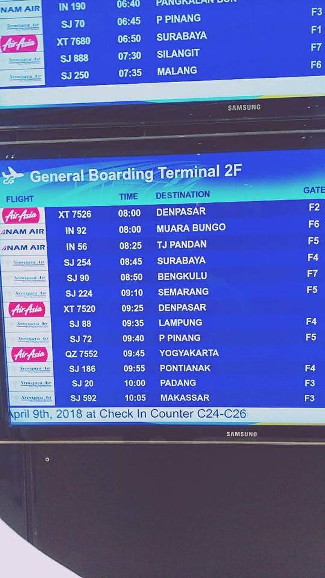 定刻運行の全日空ジャカルタ便からエアアジアの乗り継ぎは<br />ターミナル変更もなく<br />XT7526　エアアジアも定刻運行。<br /><br />J太です。<br />ジャカルタ空港（国内線）チェックでモバイルバッテリーが取り上げられたよん<br />「えぇえええ？（悲鳴！）」<br />ネットで調べて「機内持ち込みできる」って書いてあったバッテリーを買ったのになんで？なんで？取り上げるの？<br />日本語＆英語でジタバタしたら、係りの人がワラワラ出てきて、返してくれたよん。「ほっ」　こ、こ、これがインドネシアの洗礼？<br /><br />※　インドネシア、テロ対策の一貫ということで「取り上げられる（航空機内持ちこみ禁止）」が正解っ　(=_=)<br />