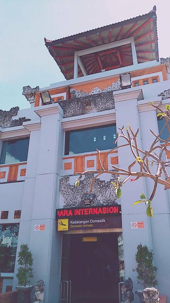 無事に到着です。<br />初バリ島で、ジャカルタ乗り換え　大成功ですよ！<br />そんなに難しくなかったよ（ちょと強がり？）。<br /><br />国内線出口にホテル送迎の人が僕の名前を書いた紙を持って待っててくれたよ。<br />初バリだったら、ホテル送迎が安心です。<br />これから１時間半後に国際線から出てくるまうまう夫婦を待ちます。<br /><br />