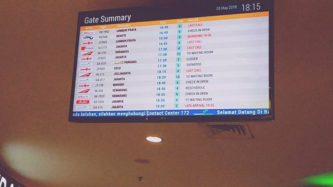 帰路も順調にジャカルタまでは来ました。<br />んが！ここで大事件（？）です。<br />明日の早朝の全日空に乗るため今日はジャカルタの空港周辺カジュアルなホテルを取りました。<br />移動のためブルーバードタクシーのブースに並ぶ・・・<br />ん？できません・・・ないんですよ。<br />ありません・・・<br />どこにもブルーバードのカウンターがないのです。<br />係りの人に聞いたら手招きされてシルバーバードのカウンターに連れて行かれました。<br />そして「195,000Rp」と言われました・・・（がびーーーん）<br />まうまう（クアラルンプールでトランジット中）にLine電話したよ。<br />「探して！（タクシー代）50,000Rpだから、4倍も払いたくないしょ？」<br />えぇえ　隅から隅まで探したよん・・・(-_-;)<br />次のまうまうからの指示はこれ<br />「シルバーバードは安全だから、それ使って大丈夫だよ」<br />あぁ、面倒くさいから金で解決しろってことか・・・爆<br />んなら　もっと早く言えよ(=_=)<br />