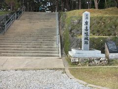 古宇利島から移動すること１時間半。
時刻は１６時。日が傾いてきたころですが天気が少し回復していました。
座喜味城跡につきました。

少し巻いてみてきてねと言われてしまいました＾＾；
これから那覇に向かわないといけないのと、運転手さんが
北部に帰らないといけないことを考えると仕方ないですね('ω')