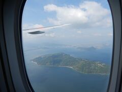 福岡便は富士山を見るなら左側だったかな？　
右からは見えず、ほぼ真上を通った様子でした。

写真は、福岡空港着陸前の博多湾の風景です。