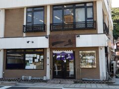 高速の入口が渋滞で閉鎖されていたり、ナビにない道を出たいのに出れなかったり、　なんでこんな田舎に渋滞が？　ってのが何度もあり、4時間以上かけてやっとこさ平戸に到着しました。

妻が、渋滞の車内で検索した「平戸ちゃんぽん」の店「一楽」です。14時ころ入りました。向かいに有料駐車場があります。