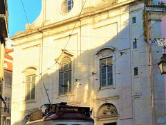 ナタの無念を抱えてリスボン大聖堂へ。
あらー？珍しい赤のトラム。
これって「ハッピートラム」かもー、と
一人盛り上がりましたが、
市内ツアー用の赤トラムだそうです。
さらには「大聖堂」と思ったこちらは、
サント アントニオ教会でした  ('◇')ゞ
