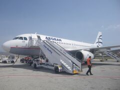 （４月２９日　ミコノス）
4月28日深夜にアテネ空港に到着し、空港のホテルで宿泊、次の日にアテネ1１０：４５発エーゲ海航空でミコノス空港に１１：２０分に到着です。
airbus A320-200の新しい機体で快適な空の旅でした。

ミコノスを２泊したかったのですが、日本にいるときにジェットフォイルを予約したアテネの旅行代理店（danaetravel）にメールで５月１日がメーデーで、ジェットフォイルのキャンセルが多いのでこの日に移動することはお勧めしないと言われ、ミコノス３泊・サントリーニ１泊にするか、ミコノス１泊・サントリーニ３泊にするか迷った上、ミコノス１泊・サントリーニ３泊にしました。

ミコノスよりもサントリーニの方が大きいし、見るところが多いので、サントリーニの宿泊を多めにとったのはよかったと思います。ただ、ミコノスはサントリーニに比べて落ち着いていて魅力的に感じました。もし観光ではなくてゆっくりするなら、ミコノスがお勧めです。デロス島にも行ってみたいし、また来たいと思います。
