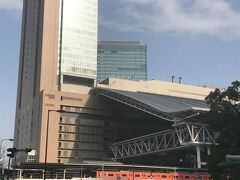 大阪駅のバスターミナルに到着しバスを降りました。
大阪駅です