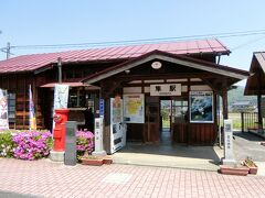 若桜鉄道の隼駅にやってきました。
ここが「やずぽっぽ」の最寄駅です。

スズキに「ハヤブサ」というバイクがあるそうで、そのライダー達の聖地になっているそうです。
http://www.tottori-inaba.jp/new-tokusyu/hayabusa/

駅の中には保存会が運営している売店があり、若桜鉄道や隼駅のグッズを販売していました。ポスターを見るとスズキの鈴木修会長と鳥取県知事がのツーショットや謎のアイドル「隼さくら」、そして自民党の大物で鉄ヲタの石破茂・・。

ひょっとしたら石破さんが「やずぽっぽ」を後押ししてるかも？