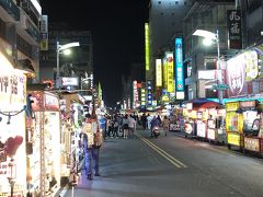美麗島駅の改札口から徒歩で5分弱、六合夜市の入り口付近です。私、台湾も夜市も初体験なので、興味津々でしたが、福岡の祭りの時にある屋台街と同じでした。地域のカラーが出ていて、とても興味深く観光できました。