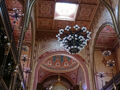 ヨーロッパ最大級というシナゴーグへ。
入口で荷物検査を受け、中へ。
ある程度の人が集まるとガイドによる説明が始まります。
残念ながら日本語ガイドはなし。

英語ツアーに混じって行動。

入場料は大人4000ft。
