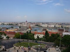 街並みを見渡せる場所を狙う人。
もお、遠慮していたらダメ。

暑くなってきたわ。
サングラスは必需品です。