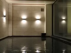 関東地方は10年ぶりの低温だとか。標高の高いココは一桁。
2階にある大浴場で冷えた身体を温める。pH8.6の美肌の湯。