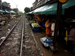 列車時刻まで駅を散策。

ここも線路のすぐ隣に市場が並ぶ。
