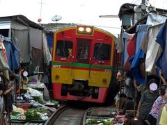 日除けの傘が上げられた市場をゆっくりと走行し近づいて来る。