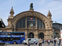 Frankfurt am Main（フランクフルト中央駅）

とりあえず外に出ますが、観光するほどの時間も無いので朝食を取ることにします。