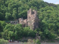 『Burg Rheinstein（ラインシュタイン城）』
900年頃カロリング王家によって築城。大司教の税関所として使われた後は荒廃していたが、19世紀初めにプロセイン公が再建。
現在は元オペラ歌手が所有しているそうです。維持費とか凄そう…。