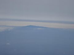 遠くにマウイ島のハレアカラ山（３０５５ｍ）。雲の上から頭だけ出してます。