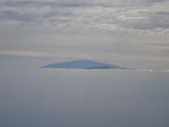 さらに南に進むとハワイ島のマウナケア山（４２０５ｍ）。
日本の国立天文台すばる望遠鏡もこの山頂付近にあります。
手前に小さく頭を出してるのはマウナロア山（４１６９ｍ）。
雲の上に出ている部分は小さく見えますがハワイ語でマウナロアは長い山と言う意味で裾野は長く広がっています。
ついでにマウナケアは白い山と言う意味で冬季には山頂付近で冠雪することもあります。

今日は雲がかかっちゃってますね。