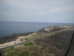 ハワイ島西海岸のコナ空港。
黒い溶岩大地です。
初めてコナ空港に降り立った時の感動と驚きを思い出します。