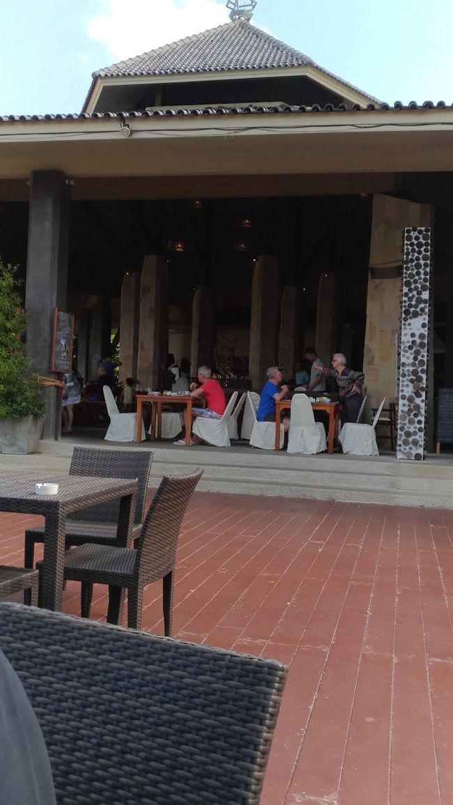 こちらは朝食会場。客層はロシア人4割、欧米3割、アジア3割ってとこかな。やはり、中国人多かったなぁ。