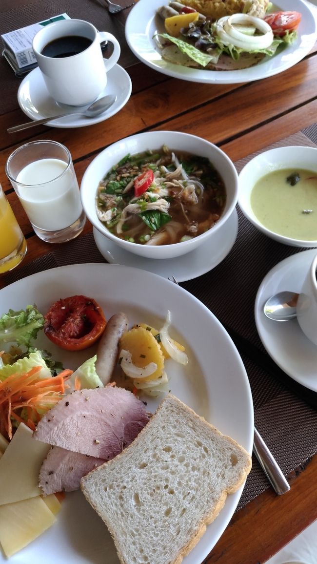 朝ご飯。フォーも美味しかったけど、何と言ってもグリーンカレーが最高に美味しかった！