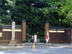 普段は閉ざされている東門（東京ドーム側）から小石川後楽園に入園します。