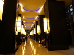 夕方のロビー、照明が素敵！