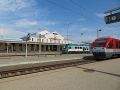 荷物をピックアップし、ヴィリニュス鉄道駅へ。

正面撮り忘れた(';')
これはホームです。

窓口でチケットを買ったのですが、電光掲示板に表示されているホームには列車がありません。？


