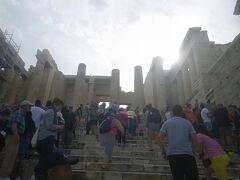 パルテノン神殿の入口部分です。画面に人が入らないように写真をとることはほとんど不可能です。それくらいたくさんの観光客が世界各国から訪れます。