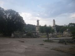 〈古代アゴラ・入口部分〉
へファイトス神殿やアタロスの廊柱などの建物以外は、廃墟といってもいい状態ですが、ギリシャの哲人たちが歩いたり、思索したり、対話したりした場所です。