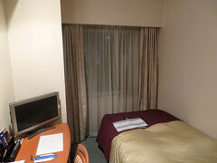 　予約済みの「ホテルパールシティ盛岡」にチェックインします。部屋は狭いですが、1泊4800円という値段は魅力です。
