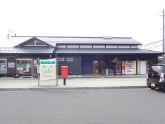 田中駅では停車時間を利用して駅舎を見学
宿場町として栄えた「海野宿」に近い田中駅は海野宿ならではの建築様式「うだつ」と海野格子を模した駅舎になっているそうです。
