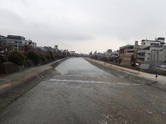 鴨川
川べりで遊ぶ人も

