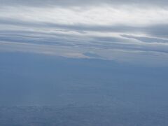 　飛び立って30分。富士山が見えてきました
機内放送では教えてくれなかったけど、窓側の席だったので、何とかシャッターを押せました。見えづらいですが・・・すぐに雲に隠れて見えなくなりました。
　まっ白な中を飛行機は飛びます。前が見えないのに操縦できるなんて凄い！怖くないのかしら？