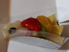 　博多駅に戻り、夜食用のフルーツタルトを購入しました。
博多阪急の「果実工房新ＳＵＮ」390円。フルーツたっぷりで美味しいです。
大好き。