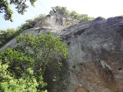 　この巨大な岩がご神体です。
　ゴトビキ岩の神倉神社と同じです。
　地質学も地球科学もなかった時代、巨大な岩を目の前にして、そこに神を見た自然信仰が今も守られているのです。
　なんと巨大なこと！
　それらの人々の信心が素直に胸の中に入ってきます。