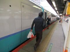 全車指定席のスーパービュー踊り子号。
各乗降扉にはビューレディが待機して乗客を迎えるとともに指定券のチェックをします。