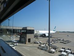 ゴールデンウィーク真っ最中というか初日の成田空港！混んでます！でもオンラインチェック済なので楽。出国審査場へのゲート前が長蛇の列で焦ったら、なんとシャッター降りてる！まさかの開場前！えぇーだって９時15分発の便に乗るのに！！なんと7時半開場！それより早い便の人ってどうするんだろう？飛んでないのか？

タイの坊さん友達がRoyceチョコが好きだと言うので免税店でお買い物。出国後すぐに買ってしまい、ゲート前まで遠くて重い思いしました。搭乗ゲート付近にもRoyceが並んでてて外国人はRoyce皆好きねー。