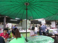 朝ごはんは付けてないのでルンピニ公園へ。前回も行きたかった場所です！
シーロム通り側の入り口から公園内半分くらい歩くかな？途中エアロビや、かなりの人数のマラソンランナーを横目に屋台へ直行。

ホテルで朝食付けて無くて正解か？ホテル１階の中途半端なレストランでしたよ。
ルンピニ公園まで歩かなくてもホテル近辺にスーパーのフードランドが有り朝食セットも営業してましたよ！